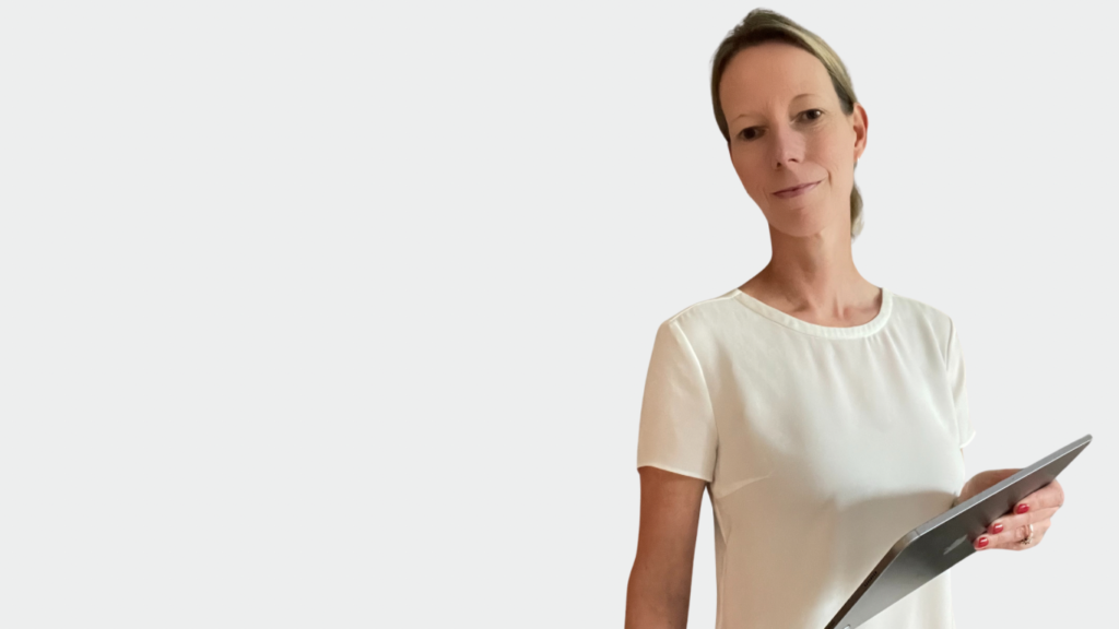 Silke Hartmann, KI Beraterin, hält ein I PAd in der HAnd