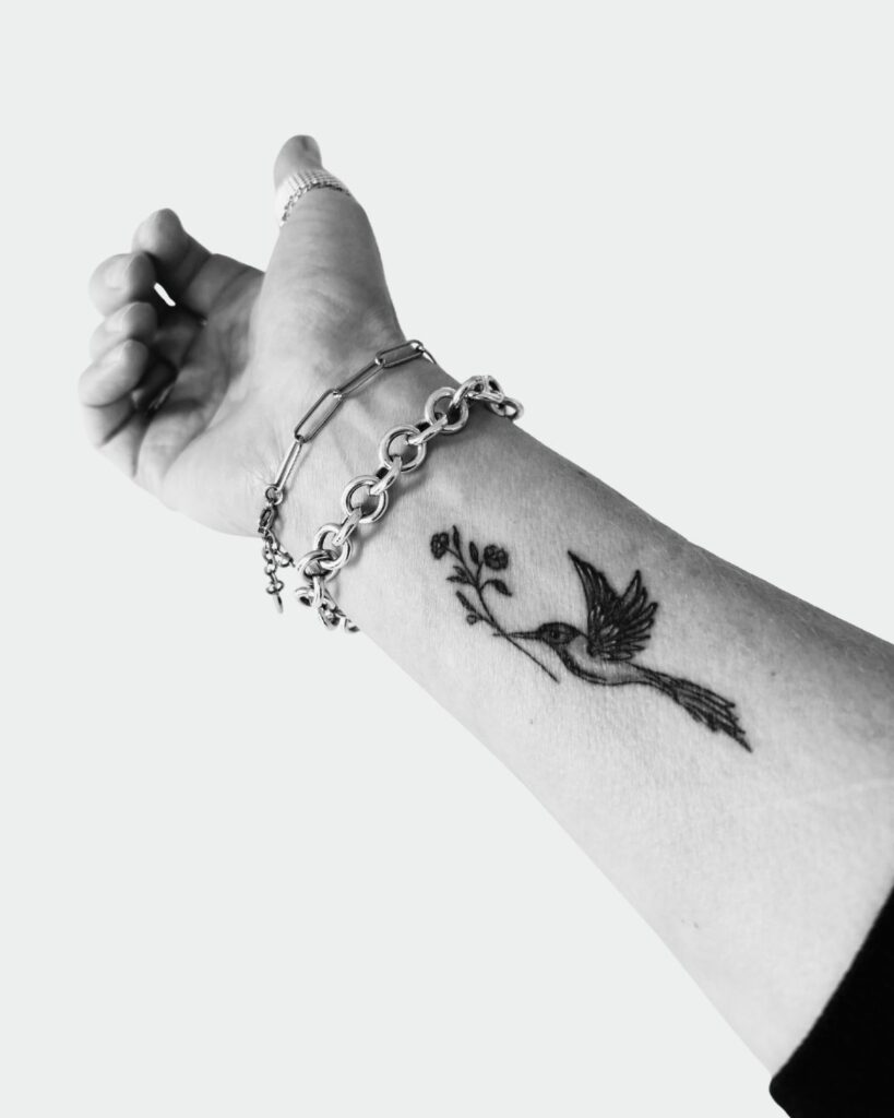 Arm mit Kolibri Tattoo